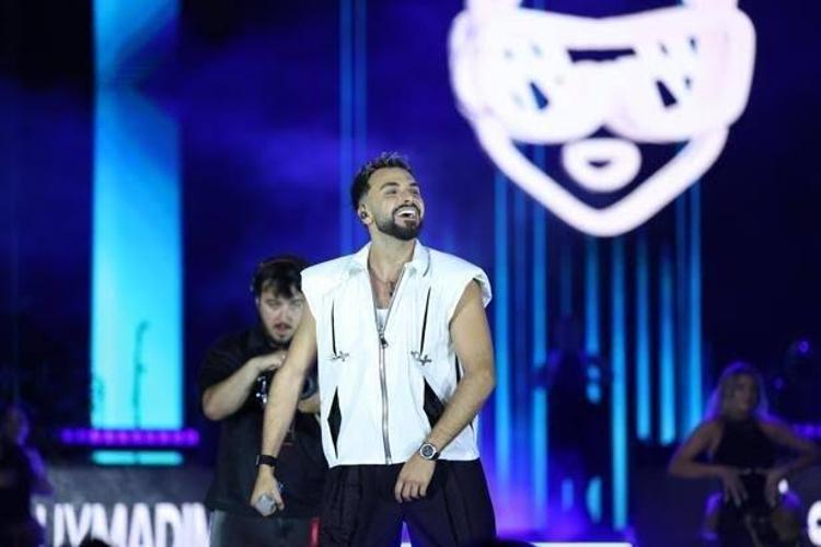 Sefodan hayranına büyük sürpriz 14 tacı 5 bin liraya aldı, vatandaşlara dağıttı
