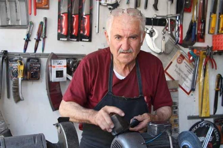 4 kuşaklık dev miras 73 yaşındaki Müzbah Cengiz unutulmaya yüz tutmuş zanaatı anlattı: Kıl götürecek kadar keskin olmalı...