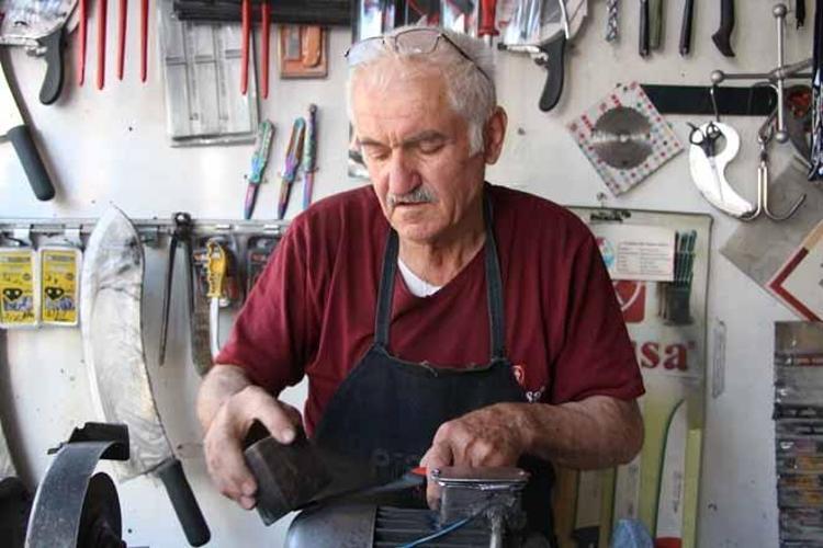 4 kuşaklık dev miras 73 yaşındaki Müzbah Cengiz unutulmaya yüz tutmuş zanaatı anlattı: Kıl götürecek kadar keskin olmalı...