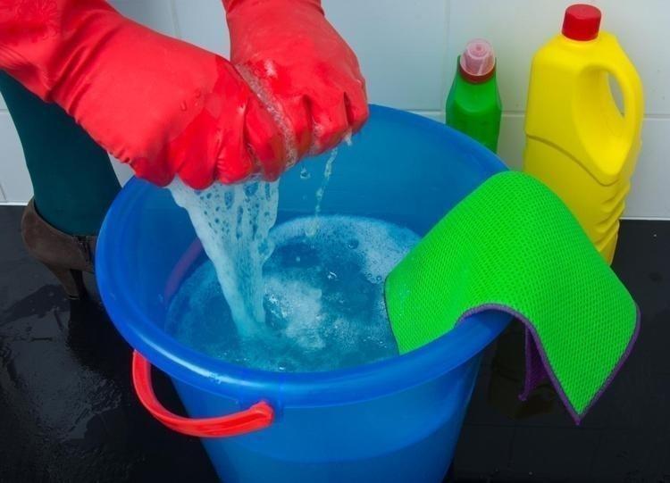 Pahalı kimyasallara paranızı boşa harcamayın Duşa kabin camındaki kireci saniyeler içinde bıçak gibi kesiyor...
