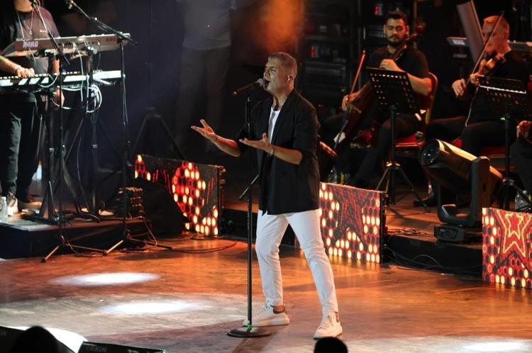 GECE BOYUNCA AYAKTA ALKIŞLADILAR