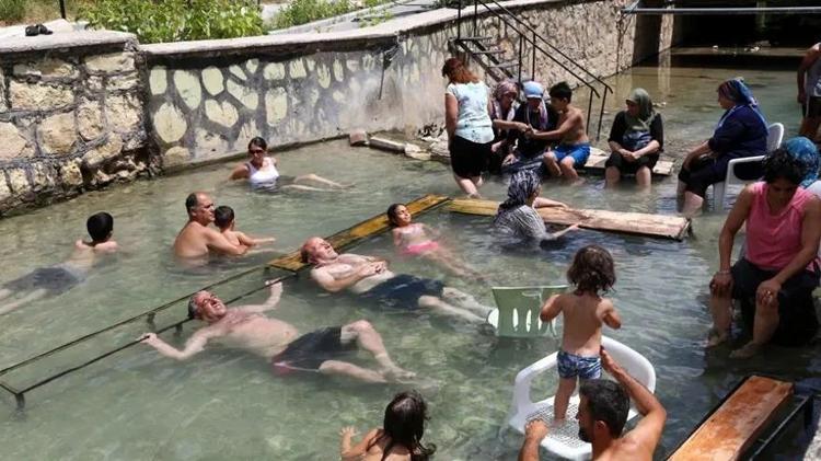 Almanlar Türkiye’nin bu ilçesine akın ediyor: Suyunun sırrı tam 28 yıl sonra ortaya çıktı Sedef ve egzamayı anında bitiren mucize