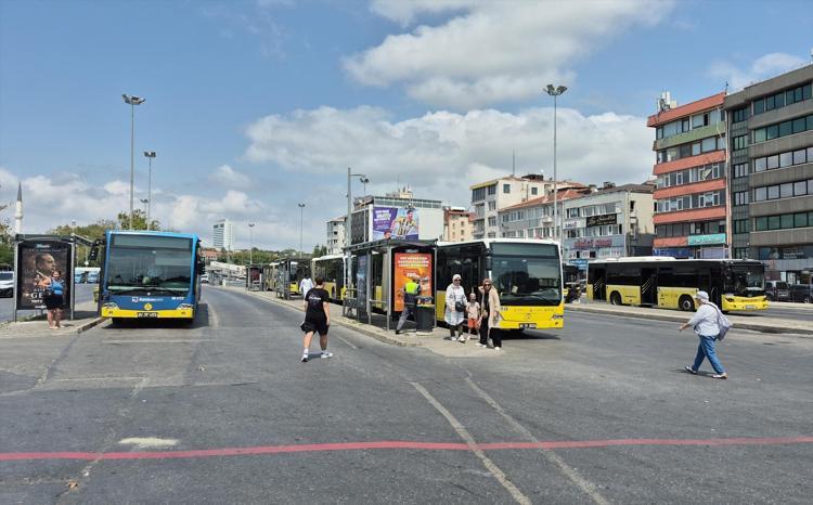 Kadıköyde otobüs peronlarının kaldırılmasına vatandaştan tepki Bunu bize neden yaşatıyorsunuz