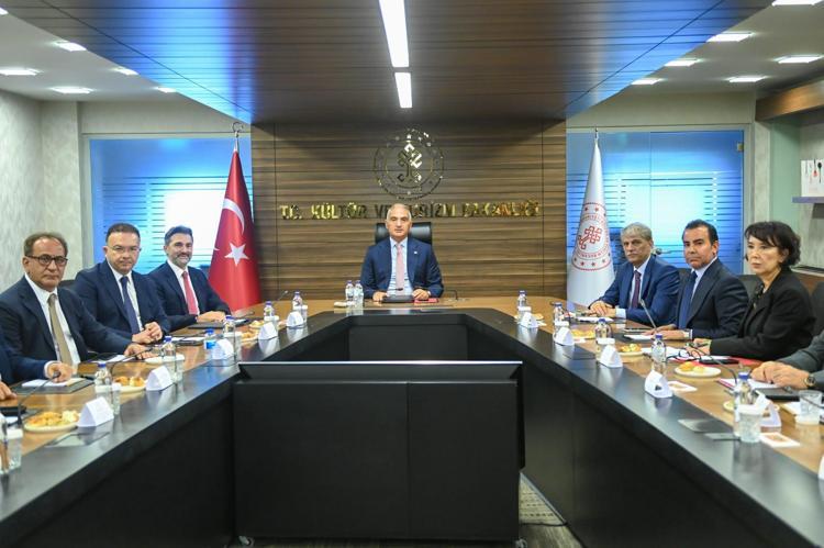 Bakan Ersoy, Hizmet İhracatçıları Birliği yönetimini kabul etti Hizmet ihracatının geleceği bakanlıkta ele alındı