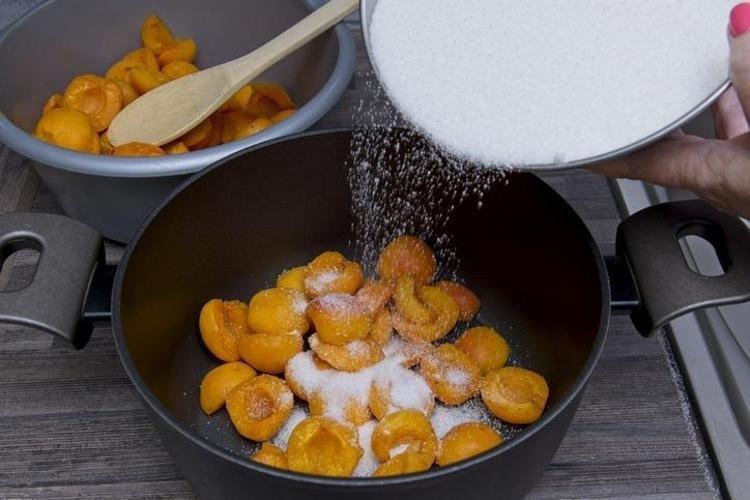 Şekerlenmeyen ve rengi kararmayan ev yapımı mükemmel kayısı marmelatı tarifi Tencereye 1 çay kaşığı eklemek yeterli
