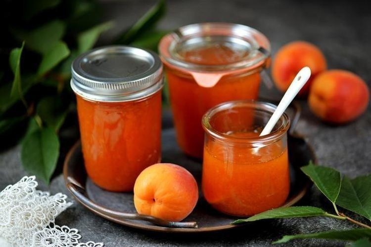 Şekerlenmeyen ve rengi kararmayan ev yapımı mükemmel kayısı marmelatı tarifi Tencereye 1 çay kaşığı eklemek yeterli