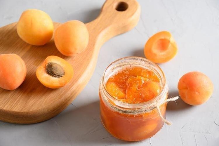 Şekerlenmeyen ve rengi kararmayan ev yapımı mükemmel kayısı marmelatı tarifi Tencereye 1 çay kaşığı eklemek yeterli