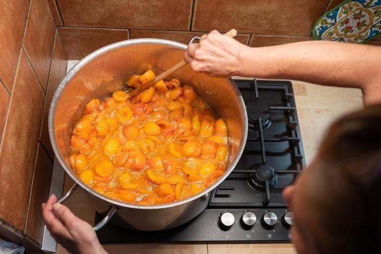 Şekerlenmeyen ve rengi kararmayan ev yapımı mükemmel kayısı marmelatı tarifi Tencereye 1 çay kaşığı eklemek yeterli