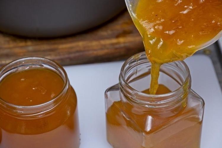 Şekerlenmeyen ve rengi kararmayan ev yapımı mükemmel kayısı marmelatı tarifi Tencereye 1 çay kaşığı eklemek yeterli