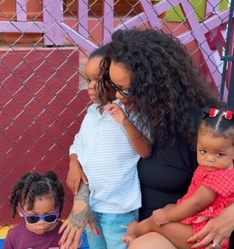 Rihanna çocuklarıyla doğduğu sokağı gezdi
