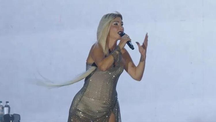 Hande Yener yeni imajını ilk kez sahnede gösterdi