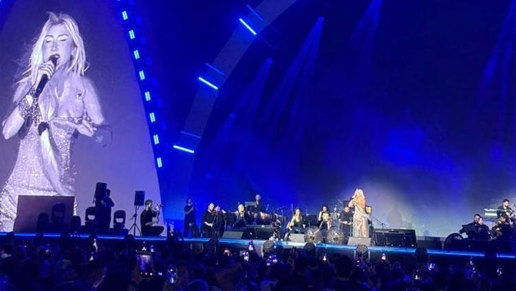 Hande Yener yeni imajını ilk kez sahnede gösterdi
