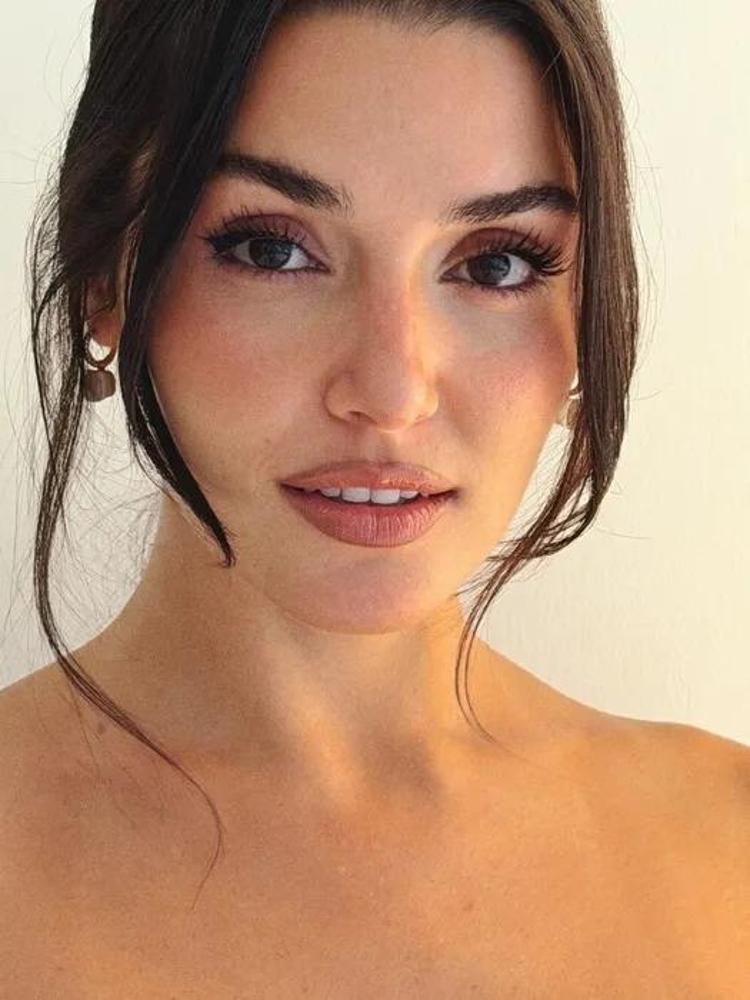 Hande Erçel lila elbisesiyle verdiği pozlarla büyüledi