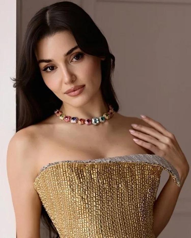 Hande Erçel lila elbisesiyle verdiği pozlarla büyüledi