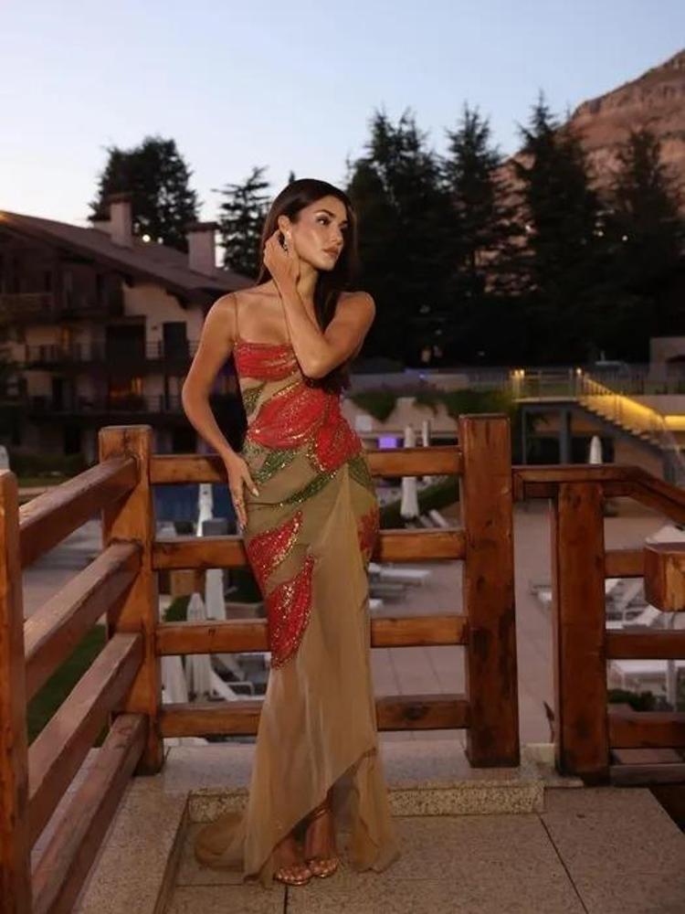 Hande Erçel lila elbisesiyle verdiği pozlarla büyüledi