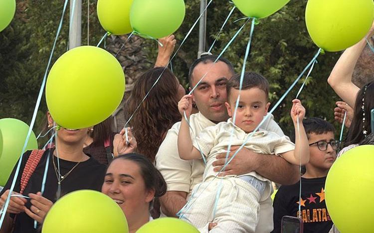 YÜZLERCE BALON GÖKYÜZÜNDE