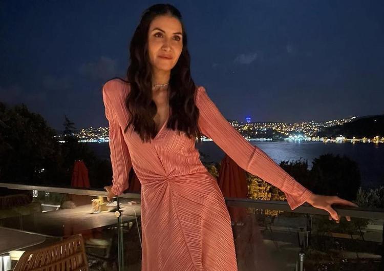 İlişkilerinin ilk yılı Ahu Yağtu ile aşk yaşayan Bora Cengizden romantik kutlama