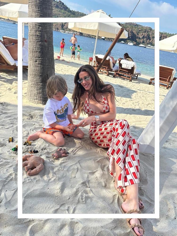 Başak Dizer ve oğlu Kurt Efeden keyifli plaj anları