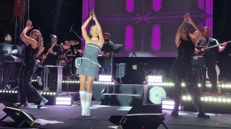 Hande Ünsala sahnede sürpriz evlilik teklifi