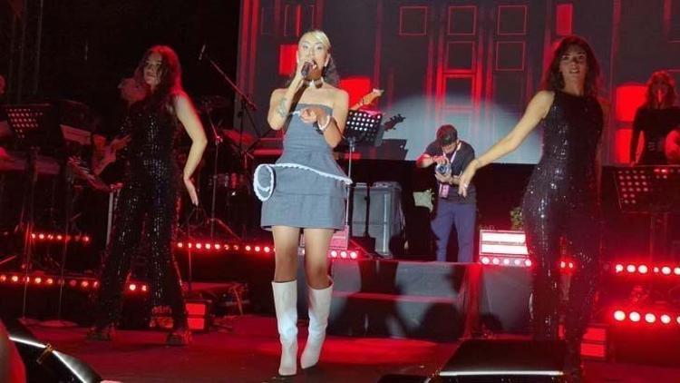 Hande Ünsala sahnede sürpriz evlilik teklifi