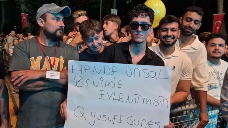 Hande Ünsala sahnede sürpriz evlilik teklifi