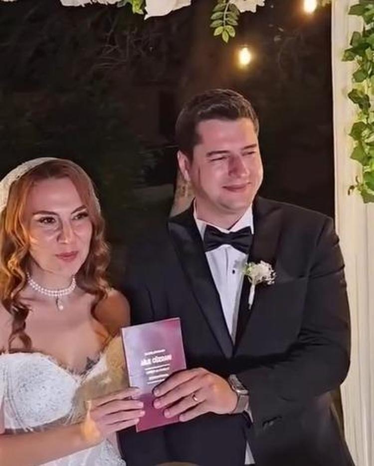Ümit Besenin kızı Ezgi Besen evlendi Nikah töreninden ilk kareler geldi