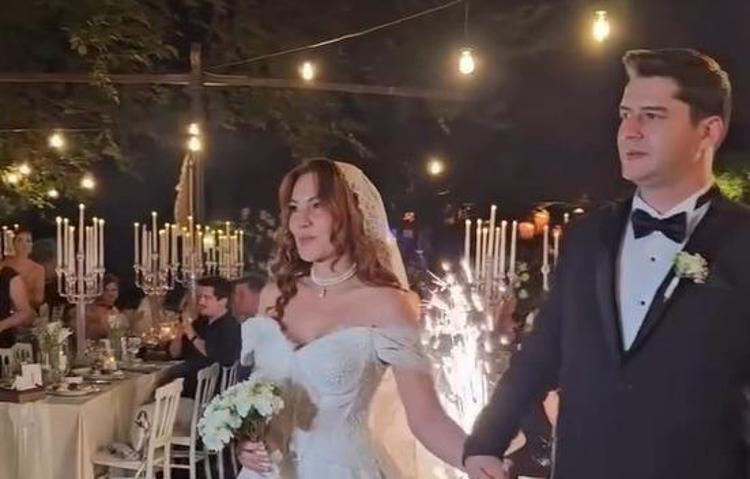Ümit Besenin kızı Ezgi Besen evlendi Nikah töreninden ilk kareler geldi