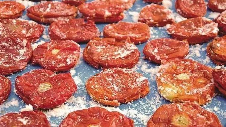 Güneşi beklemeye, günlerce uğraşmaya gerek yok Sadece birkaç saatte kışlık domates kurutmanın en garantili yolu