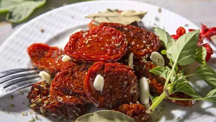 Güneşi beklemeye, günlerce uğraşmaya gerek yok Sadece birkaç saatte kışlık domates kurutmanın en garantili yolu
