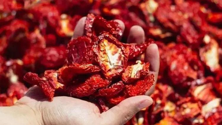 Güneşi beklemeye, günlerce uğraşmaya gerek yok Sadece birkaç saatte kışlık domates kurutmanın en garantili yolu