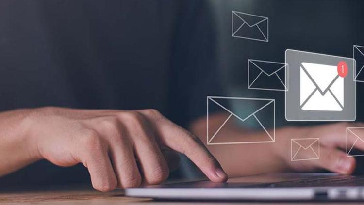 Patrona sitem e-postası atan yönetici istifa etmiş sayıldı, tazminatsız işinden oldu