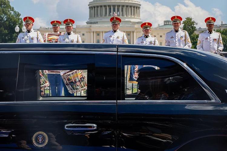 Washington sokaklarında bir ilk Trump çifti ‘Canavar’la piste çıktı