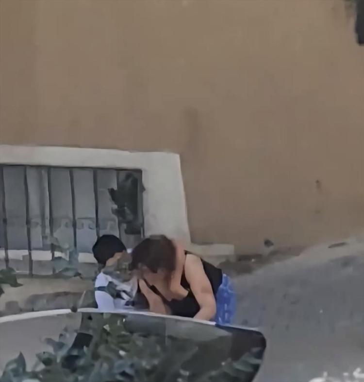 Sokak ortasında evlat dehşeti Üvey ablasıyla bir olup öz annesini darp etti