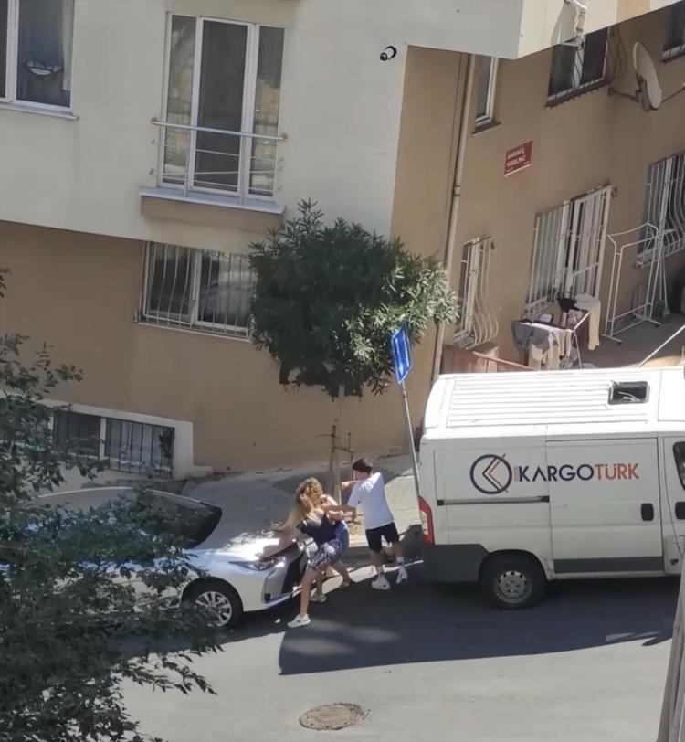 Sokak ortasında evlat dehşeti Üvey ablasıyla bir olup öz annesini darp etti