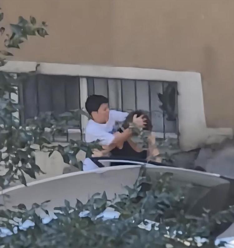 Sokak ortasında evlat dehşeti Üvey ablasıyla bir olup öz annesini darp etti