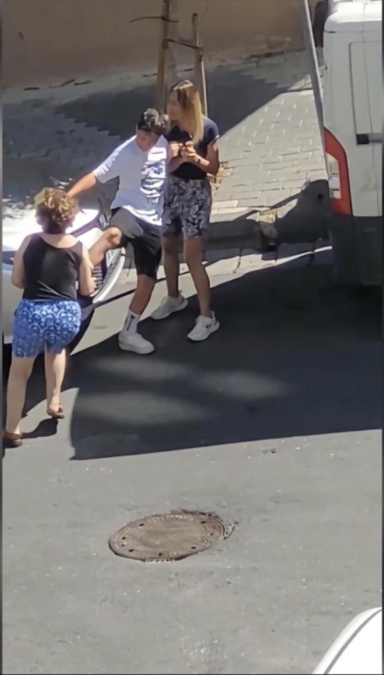 Sokak ortasında evlat dehşeti Üvey ablasıyla bir olup öz annesini darp etti