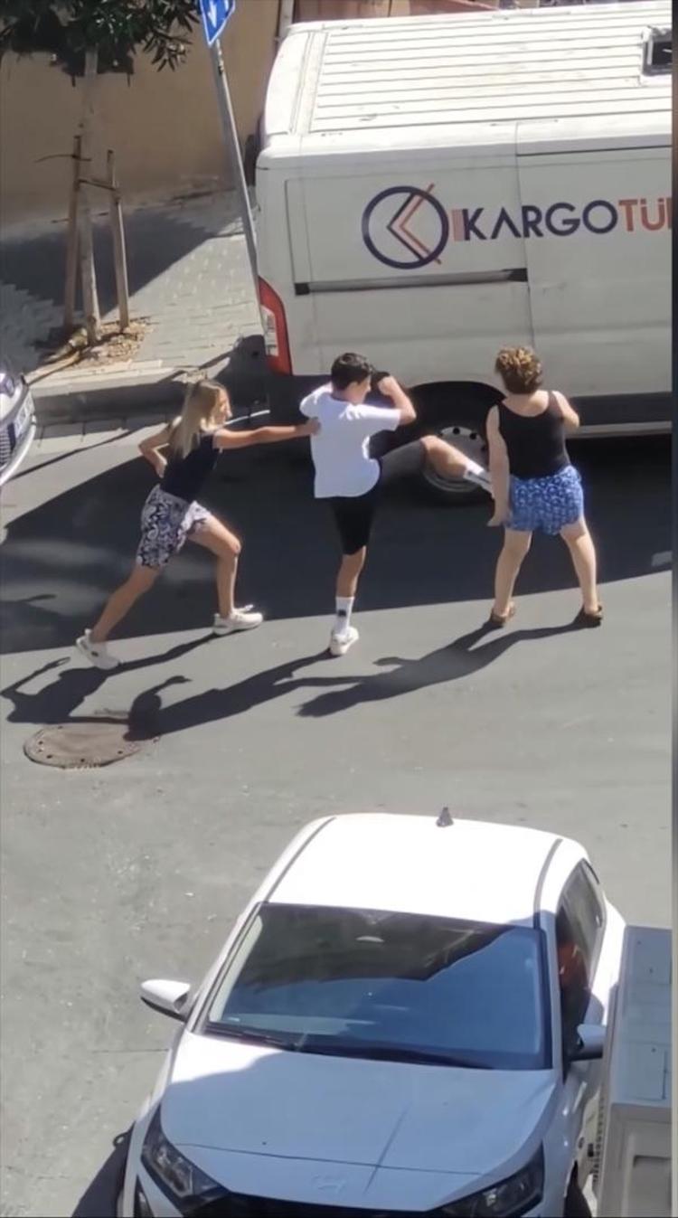 Sokak ortasında evlat dehşeti Üvey ablasıyla bir olup öz annesini darp etti