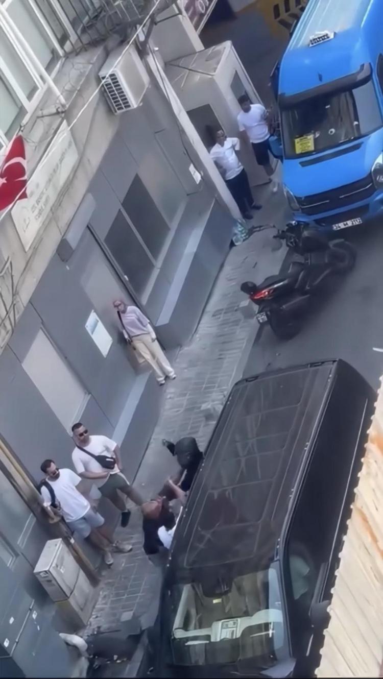 Yol verme kavgası kanlı bitti Kardeşi geldi, 3 yerinden bıçakladı