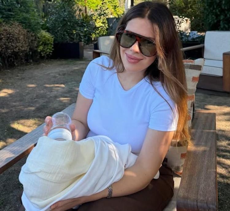 KIZIYLA POZ VERDİ