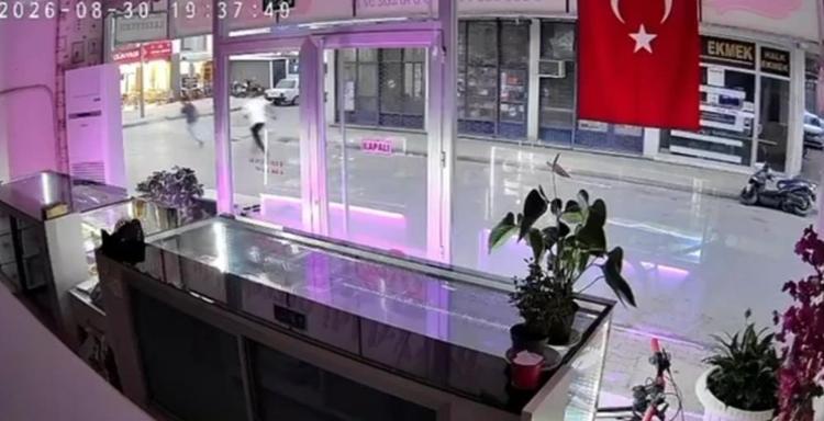 BIRAKTIKLARINDA YİNE BİRİSİNİ BIÇAKLAYACAK