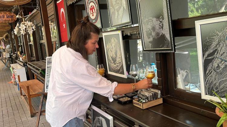 Hastalığı nedeniyle işini bıraktı, sosyal medyada gördüğü sanat hayatını değiştirdi Cam taşlarla harikalar yaratıyor