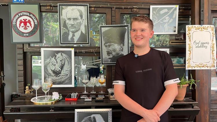 Hastalığı nedeniyle işini bıraktı, sosyal medyada gördüğü sanat hayatını değiştirdi Cam taşlarla harikalar yaratıyor