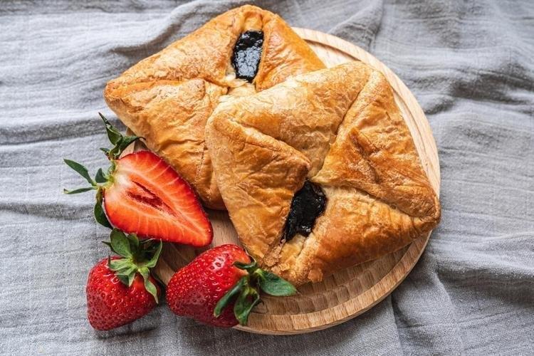 ÇİLEKLİ ZARF ÇÖREK TARİFİ
