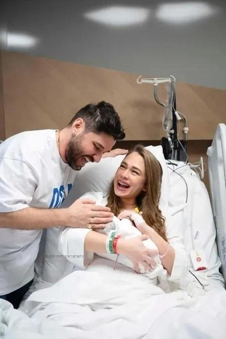 KIZLARINI KUCAKLARINA ALDILAR