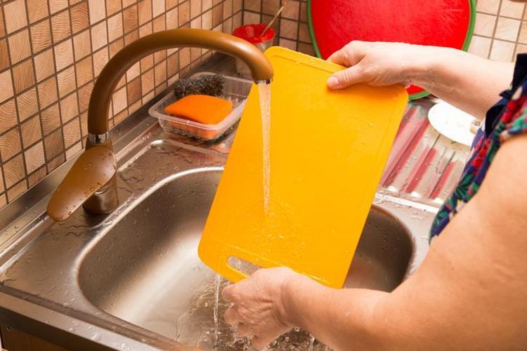 Ahşap mı plastik mi Hangi kesme tahtasının daha sağlıklı olduğu kanıtlandı