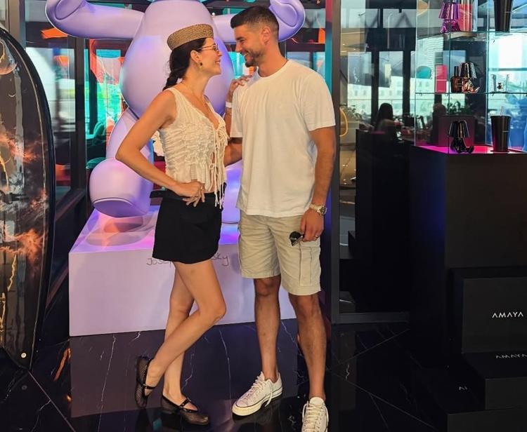 ÜNLÜ ÇİFTTEN DUBAİ POZU
