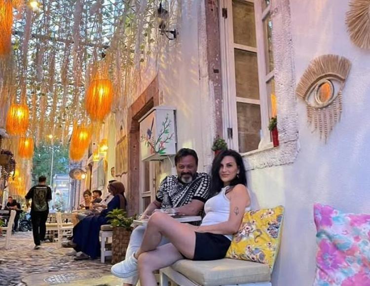 AĞLAMAKLI SES TONUYLA ARAYARAK SETTEN ATILDIĞINI SÖYLEDİ