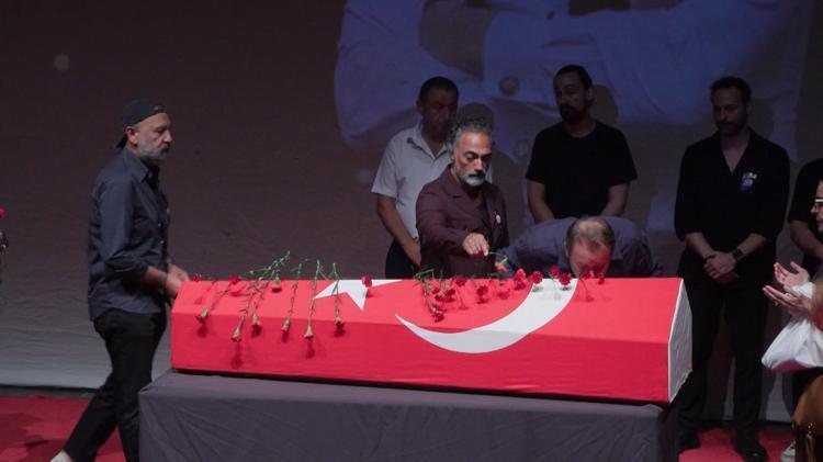 BAYRAKTAR: BUGÜN PERDEN KAPANDI AMA ALKIŞLARIN DİNMEYECEK