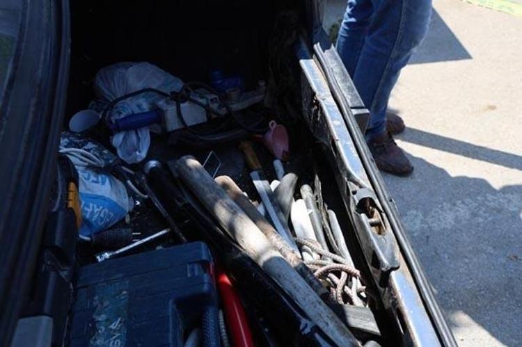 Boşanmaya değil savaşa geldiler Adliyede meydan muharebesi: Bagaj dolusu sopa ve bıçak…