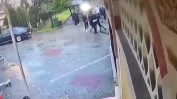 Camide yardım parası skandalı İmam müezzini evire çevire dövdü